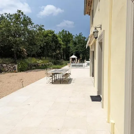 Charmante Avec Grande Piscine Au Calme